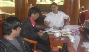 Direktur PT Irwanza Ramaputra, Awaluddin Haitami, memberikan Keterangan Pers di Hotel Swarna Dwipa Palembang