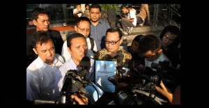 Suparman Romans (tengah) didampingi Rebo Iskandar, Amrizal, dan beberapa orang dari Tim Sukses DERMA (21/08/13)