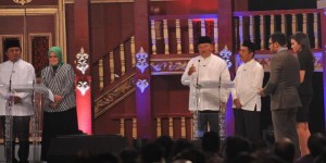 Suasana debat kandidat Pilkada Sumatera Selatan (Sumsel) yang kedua yang diselenggarakan Komisi Pemilihan Umum Sumsel di Palembang, Minggu (2/6/2013). Debat yang berlangsung panas antara empat pasang kandidat ini mengakhiri masa kampanye dan mengawali masa tenang selama tiga hari.