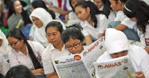 KEBON SIRIH - Respons terhadap rencana pemberlakuan jam wajib belajar merembet ke mana-mana. Kalangan DPRD meminta aturan tersebut tidak hanya diterapkan ke siswa, melainkan juga terhadap sejumlah tempat usaha yang buka 24 jam. Misalnya, warnet, rental playstation, dan minimarket waralaba.  Anggota Komisi E DPRD DKI Asraf Ali mengungkapkan, tempat-tempat tersebut kerap dijadikan lokasi nongkrong para pelajar hingga dini hari. Selain itu, minimarket waralaba yang buka 24 jam ditengarai menjual minuman beralkohol.  Politikus Partai Golkar itu menyatakan bahwa pemberlakukan jam wajib belajar harus dibarengi dengan penertiban tempat nongkrong siswa. "Kalau tempat nongkrongnya tidak ditertibkan, sama saja bohong," jelasnya.  Siswa yang terbukti melanggar aturan juga harus dikenai sanksi. Namun, Asraf meminta sanksi tersebut bukan dalam bentuk denda. "Soal sanksi, kami serahkan ke dinas pendidikan," ucapnya.  Selain itu, Asraf meminta pemprov untuk membentuk satgas yang melibatkan satpol PP, dinas pariwisata, dan dinas pendidikan. Sebab, tiga instansi tersebut memiliki keterkaitan dalam program jam wajib belajar. Menurut dia, pemprov seharusnya berkoordinasi dengan DPRD sebelum mengeluarkan kebijakan jam wajib belajar.