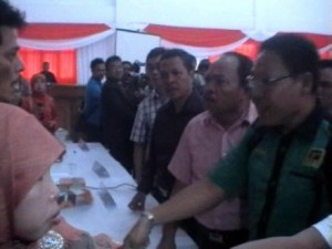 Suasana menjelang ricuh di kantor KPU Sumsel