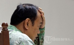 Mantan Kakorlantas Mabes Polri Irjen Pol Djoko Susilo (kiri) menjalani sidang vonis di Pengadilan Tindak Pidana Korupsi, Jakarta, Selasa (3/9/2013). Djoko Susilo divonis 10 tahun penjara dengan denda Rp 500 juta subsider 6 bulan kurungan karena terbukti terlibat dalam kasus korupsi pengadaan alat simulator SIM di Korlantas Mabes Polri. (TRIBUNNEWS/DANY PERMANA) 