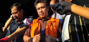 Tersangka dugaan suap pengurusan perkara kasasi pidana penipuan terdakwa Hutomo Wijaya Ongowarsito di MA, Djodi Supratman meninggalakan Gedung KPK usai menjalani pemeriksaan di Jakarta, Kamis (19/9). Pegawai MA tersebut diperiksa sebagai tersangka terkait kasus itu.
