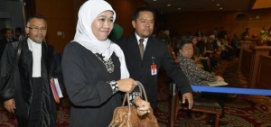 Calon Gubernur Jawa Timur Khofifah Indar Parawansa (tengah) selaku pemohon prinsipal bersiap menghadiri sidang pemeriksaan perkara Perselisihan Hasil Pemilukada (PHPU) Jawa Timur di Mahkamah Konstitusi, Jakarta, Selasa (24/9). Pasangan calon Gubernur dan calon Wakil Gubernur Jawa Timur, Khofifah Indar Parawansa - Herman Suryadi Sumawiredja mengajukan permohonan gugatan PHPU Jawa Timur karena menilai telah terjadi pelanggaran sistematis, terstruktur dan massif selama pelaksanaan Pemilukada Jawa Timur yang dimenangkan oleh pasangan Soekarwo dan Saifullah Yusuf