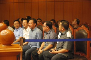 Pengunjung sidak lagi menyimak persidangan secara khidmat dan tidak boleh melakukan kegiatan yang menganggu persidangan