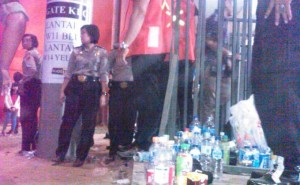 Botol-botol air minum kaleng dan plastik dilarang masuk. Petugas juga tak memberikan toleransi untuk panitia yang masuk. Kardus-kardus membawa perlengkapan juga harus dibuka untuk diperiksa isinya.