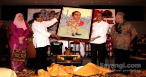 Jokowi menerima karikatur dirinya selaku tokoh pemerintahan terbaik versi Soegeng Saryadi School of Government, di Hotel Four Seasons, Jakarta Selatan, Kamis (19/9) malam.