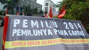 Salah satu spanduk milik ribuan buruh yang melakukan aksi di depan Istana Negara, Senin (16/9/2013))