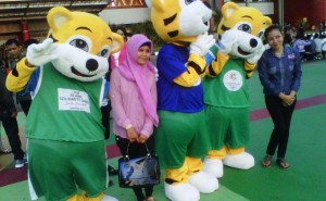 Ada banyak harimau berada di sekitaran Stadion Jakabaring Sport City (JSC), Minggu (22/9/2013) sore. Kali ini harimaunya berbeda, ini harimau bertopi dalam bentuk boneka.