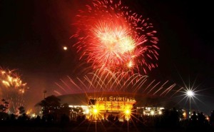 KEMBANG API - Parade kembang api saat Opening Ceremony Islamic Solidarity Games di Stadion Gelora Sriwijaya Jakabaring Palembang, Minggu (22/9/2013). Opening Ceremony ini merupakan tanda dibukanya pertandingan Islamic Solidarity Games yang diikuti oleh 47 Negara.