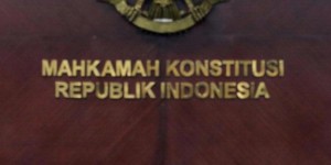 PALEMBANG - Sidang lanjutan Pemilihan Kepala Daerah (Pilkada) Sumsel di Mahkamah Konstitusi (MK) dengan agenda mendengarkan laporan Komisi Pemilihan Umum (KPU) RI, KPU Provinsi Sumsel, Bawaslu RI, dan Bawaslu Sumsel (VI) dalam pelaksanaan Pemungutan Suara Ulang (PSU), pada 4 September lalu dilaksanakan pada, Senin (30/9/2013) pukul 10.00 WIB. Sidang lanjutan sengketa Pilkada Sumsel yang dimohonkan pasangan calon gubernur dan wakil gubenur, Herman Deru-Maphilinda Boer (DerMa) dan Eddy Santana Putra-Anisja Djuita Supriyanto alias Wiwiet Tatung (ESP-WIN). Permohonan sengketa Pilkada Sumsel ini, 79/PHPU.D-XI/2013 yang dilakukan kuasa hukum Andi Syafrani (DerMa) dan 80/PHPU.D-XI/2013 oleh kuasa hukum Munawarman, dengan telah beberapa kali dilakukan sidang sehingga dalam putusan sela MK memerintahkan PSU. Dalam sidang tersebut, ketua sidang yang juga ketua MK, Akil Moechtar menilai penyelenggara pemilu di Sumsel bertindak melampaui kewenangan yang diperintahkan MK sebelumnya untuk melaksanakan PSU. Menurut Akil perintah MK adalah melaksanakan dan melaporkan hasil PSU, yang dilaksanakan di kota Palembang, Prabumulih, OKU, OKU Timur dan Kecamatan Warkuk Ranau Selatan OKU Selatan. Namun kenyataannya KPU Sumsel melakukan rekapitulasi di 15 Kabupaten/kota. "Dimana ada perintah MK yang meminta direkap gabungan? dari mana dasar hukum rekap digabungkan hasilnya. Putusan itu tidak bisa ditakfsirkan, itu malah komentar-komentar pengamat yang sok pintar dan dikatakan MK yang salah. Ini jelas KPU melampaui kewenangan yang diperintahkan,"ujar Akil dalam sidang yang disiarkan langsung radio pemerintah, Senin (30/9/2013). Akil menambahkan, seharusnya KPU melaksanakan dan melaporkan hasil PSU itu sendiri, dan nanti hasil PSU itu sendiri baru diputuskan untuk melaksanakan perintah selanjutnya. "Seharusnya diputuskan dulu hasil PSU, setelah itu, baru apa jalannya perintah selanjutnya. Jadi susah KPU Sumsel ini, lain perintah lain dikerjakan, dan banyak komentar ahli sehingga simpang siur sehingga seperti lebih ahli dari MK. KPU juga tidak ngerti juga atas keputusan MK,"terang Akil. Dalam sidang itu sendiri, Akil juga menyinggung ketidak hadiran komisioner KPU RI dalam sidang lanjutan itu. "Ini KPU RI juga tidak hadir dalam sidang tapi kalau masuk tv hadir. Kalau seperti ini nanti kacau balau pemilu 2014 nanti,"kesalnya. Dalam sidang itu sendiri, MK juga mendengarkan keberatan dari para kuasa hukum pemohon dan tanggapan dari pihak terkait. Kemudian untuk membuat laporan resmii ke MK paling lambat 1 Oktober terkait bukti pelanggaran ataupun keberatan pasangan calon. Namun MK belum tentu akan memprosesnya atau tidak tergantung laporan itu sendiri.
