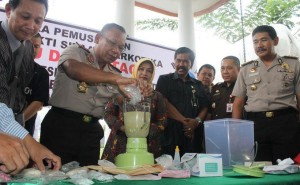 Kapolda Sumsel Irjen Pol Saud Usman Nasution melakukan pemusnahan barang bukti narkoba hasil tangkapan. 