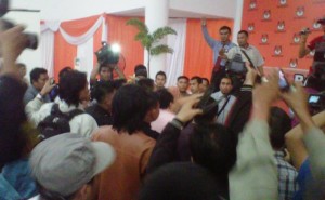 Rapat pleno terbuka, rekapitulasi hasil perhitungan Pemungutan Suara Ulang (PSU) Pemilu Gubenur dan wakil Gubenur Sumatera Selatan 2013 tingkat provinsi yang dilakukan Komisi Pemilihan Umum (KPU) Sumsel, Rabu (11/9/2013) sempat diwarnai insiden. 