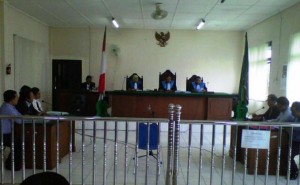 SIDANG - Sidang lanjutan atas gugatan lima calon bupati Banyuasin kembali digelar di Pengadilan Tata Usaha Negara Palembang dengan agenda menunjukkan bukti-bukti dari pihak penggugat, Kamis (12/9/2013)