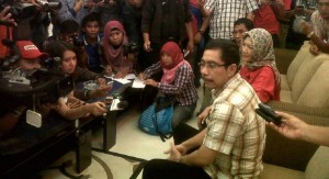 Walikota Palembang, Romi Herton memberikan keterangan kepada wartawan sesaat setelah rumahnya digeledah oleh KPK