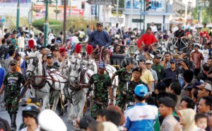 Iring iringan kirab kereta kuda dari Keraton Yogyakarta melintas di depan Gedung Agung, Kota Yogyakarta, DI Yogyakarta, Jumat (14/10/2011). Dalam gladi kirab kereta kuda untuk pengantin dari putri Sultan Hamengku Buwono X tersebut diikuti oleh prajurit keraton dan sejumlah kereta kuda, namun tidak menggunakan kereta Kiai Jong Wiyat peninggalan Hamengku Buwono VII yang akan digunkan oleh kedua mempelai menuju Bangsal Kepatihan pada hari H.