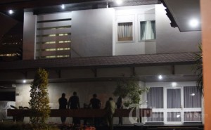 Sejumlah petugas keamanan dan kepolisian berjaga di rumah dinas Ketua Mahkamah Konstitusi (MK) Akil Mochtar, di Kompleks Menteri, Jalan Widya Chandra III No 7, Jakarta Selatan, Rabu (2/10/2013) malam. 