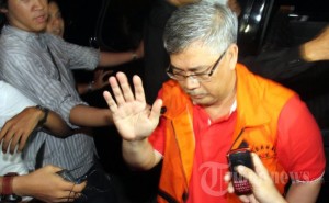 Ketua Mahkamah Konstitusi (MK) Akil Mochtar kasus menuju ruang tahanan setelah menjalni pemeriksaan dan penetapan menjadi tersangka sengketa Pilkada Lebak dan Pilkada Gunung Mas di Gedung KPK, Jalan Rasuna Said, Kuningan, Jakarta Selatan, Kamis(3/10/2013).