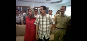 Walikota Palembang Romi Herton seusai rumahnya digeledah KPK