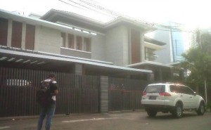 Seorang wartawan mengambil gambar rumah di Jalan Denpasar IV Nomor 35, Kuningan, Jakarta Selatan, Kamis (3/10/2013). Rumah tersebut disegel KPK setelah sang pemilik rumah yang juga suami Wali Kota Tangerang Selatan, Airin Rachmi Diany, ditangkap petugas KPK pada Rabu (2/10/2013) malam, dalam rangkaian Operasi Tangkap Tangan (OTT) Ketua MK, Akil Mochtar.