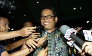 Wakil Bupati Lebak, Banten, Amir Hamzah seusai diperiksa di Gedung Komisi Pemberantasan Korupsi, Jakarta, Rabu (9/10/2013) malam. 