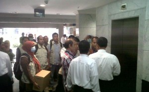 Sebelum naik ke lantai 15, lokasi ruang kerja Akil Mochtar di Gedung Mahkamah Konstitusi (MK), penyidik Komisi Pemberantasan Korupsi (KPK) terlebih dulu menunjukkan surat peggeledahan kepada petugas MK. 