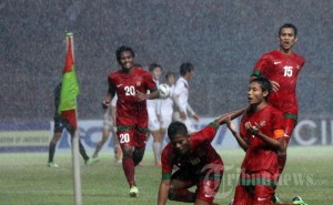 Kapten Timnas Indonesia U-19, Evan Dimas Darmono (kanan, berlutut) bersama rekan-rekannya merayakan golnya ke gawang Korea Selatan dalam babak peyisihan Grup G Piala AFC U-19 di Stadion Utama Gelora Bung Karno (SUGBK), Senayan, Jakarta Pusat, Sabtu (12/10/2013). Hingga akhir babak pertama kedudukan imbang dengan skor 1-1. 