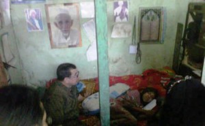 Mensos RI , Salim Segaf Al Jufri saat mengunjungi rumah lansia di Jl. Talang Kerangga no 724 rt 17/rw 06, kel Tigapuluh Hilir, Kec Hilir Barat, Selasa (9/10/2013) 