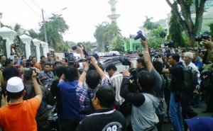 Dua mobil yang digunakan KPK untuk mendatangi kediaman Walikota Palembang H Romi Herton meninggalkan kediaman Romi Herton