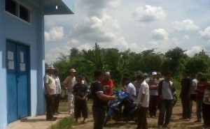 warga-perumahan-griya-damai-indah-kelurahan-kenten-laut-demo