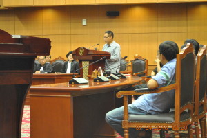 Amrizal Aroni Saat menjadi saksi Ahli dari pasangan Herman Deru-Maphilinda Sidang PHPU No.79 di Mahkamah Konstitusi yang menunjukan Kejanggalan Koran Harian Sumsel (Dok. Eka Jurnal Sumatra)