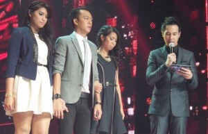 Dewi (baju putih), Gio, dan Eza saat mendengarkan pengumuman dari Daniel Mananta siapa yang dipulangkan dari Indonesian Idol 2014 di babak Spektakuler (Foto: Indonesian Idol)