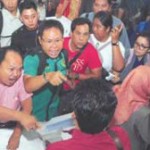 SAKSI PASANGAN HERMAN DERU - MAPHILINDA CAGUB NO URUT 3 MELAKUKAN PROTES KARENA TIDAK DPAT REKAPITULASI PENGHITUNGAN SUARA TERINDIKASI KPU TIDAK NETRAL DAN MENYALAHI TATIB REKAPITULASI KPU SAKSI DARI PARTAI PPP IR AMRIZAL ARONI BERSITEGANG DENGAN SALAH SATU KOMISIONER (HERLAMBANG) 11/09/2013