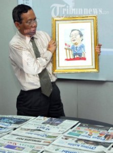/TRIBUNNEWS.COM/FX ISMANTO MAHFUD MD, usai melakukan dialog bersama Tribun Jakarta mendapat kenangan lukisan karikartur dirinya yang diserahkan langsung oleh GM Tribunnews Febby Mahendra, Rabu (4/12/2013) di Karto Tribun Jakarta. (TRIBUNNEWS.COM/FX ISMANTO)