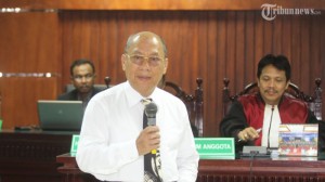 Anggota DPR Fraksi Partai Demokrat Mahyudin, menjadi saksi di persidangan lanjutan kasus korupsi pembangunan fasilitas gedung olahraga Hambalang dengan terdakwa Deddy Kusdina r(DK) di Pengadilan Tipikor, Jalan Rasuna Said Kuningan, Jakarta Selatan, Selasa (21/1/2014) Jaksa Penuntut Umum KPK juga menghadirkan sejumlah saksi lainnya yakni Anggota DPR Fraksi PDI Perjuangan Olly Dondokambey, CEO Fox Indonesia, Andi Zulkarnaen Mallarangeng, mantan staf khusus mantan menpora Andi Mallarangeng, Fachrudin dan Mantan Ketua Umum Partai Demokrat Anas Urbaningrum.