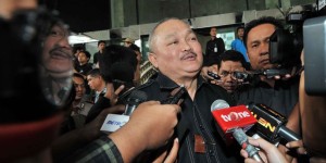 ini-rombongan-alex-noerdin-tertahan-di-la-karena-segepok-dolar