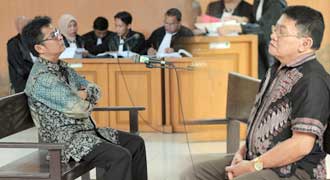 Eddy Dituntut 18 Bulan, Yulius 42 Bulan