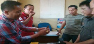 Petugas tengah memeriksa koleksi senjata dan peluru milik Cek Mamat. RMOLSumsel