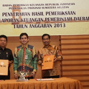 WALIKOTA ROMI HERTON MENYERAHKAN LAPORAN TANPA PENGECUALIAN/HUMAS PEMKOT