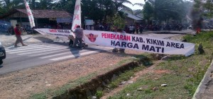 thumb_252886_04502626092014_Blokir_jalan1