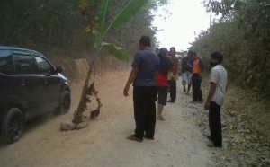 aksi-protes-memblokir-jalan-penghubung