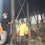 heri-amalindo-melihat-jembatan-terbuat-dari-pipa-besi-di-talang-pipa