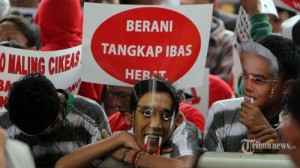 massa-dari-masyarakat-bersama-anti-korupsi-berunjuk-rasa-di-depan-gedung-kpk