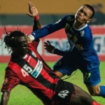 278131_pemain-persipura--bio-paulin--menjegal-ferdinand-sinaga_663_382