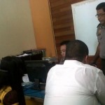 278810_ayah-paksa-anak-tiri-tonton-video-porno-lalu-dicabuli-di-depan-ibunya_663_382