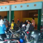 pegawai-sedang-duduk-di-halaman-dinas-pu-pali