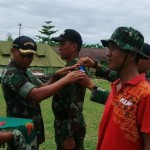 wadanyon-armed-saat-menyematkan-tanda-peserta-bela-negara