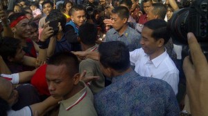 jokowi-bersalaman-dengan-rakyat