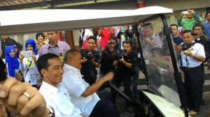 jokowi-dan-alex-noerdin-saat-keliling-jsc