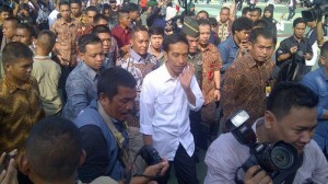 jokowi-saat-meninjau-jsc-dengan-jalan-kaki